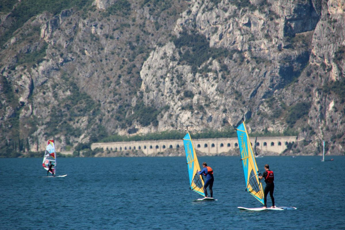 Wind surf sul Lago di Garda nei pressi di Limone